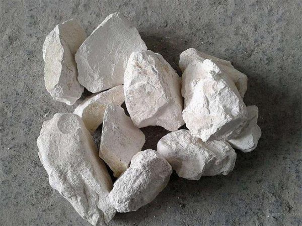 為什么要在魚塘里撒生石灰？